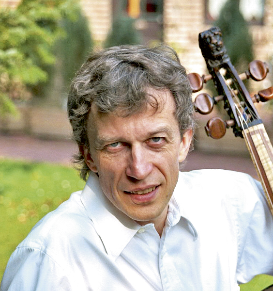 Olaf-Reimers-Foto-mit-Cello-quer_c-Florian-Schulte